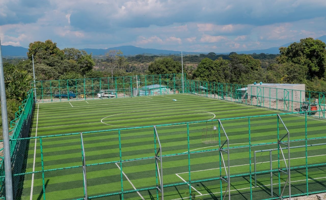 dom-avanza-en-la-construccion-de-moderno-polideportivo-en-canton-tobalon-la-paz